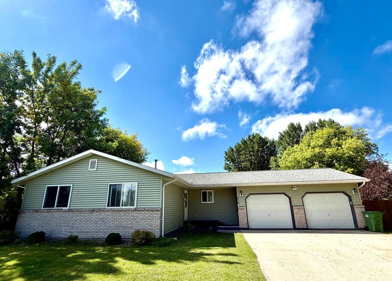 313 10th Ave NE, Roseau, MN 56751