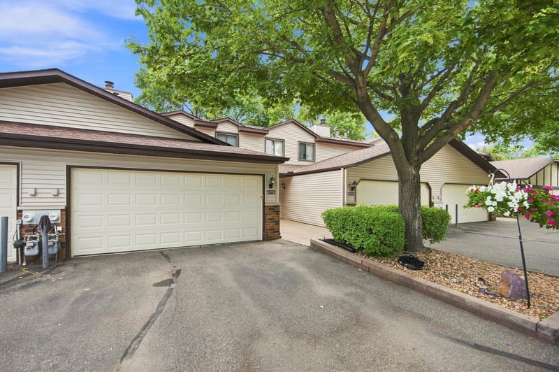 8772 Maplebrook Pw N, Brooklyn Park, MN 55445