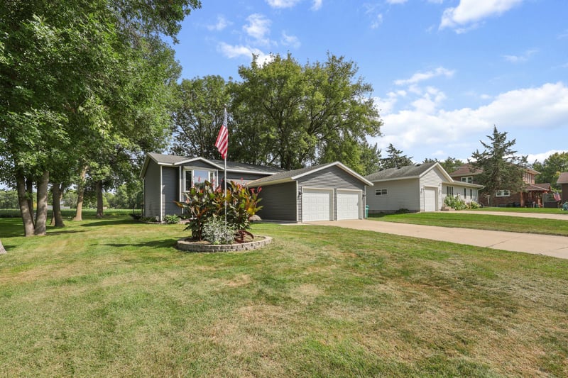 1612 Birch Ave N, Glencoe, MN 55336
