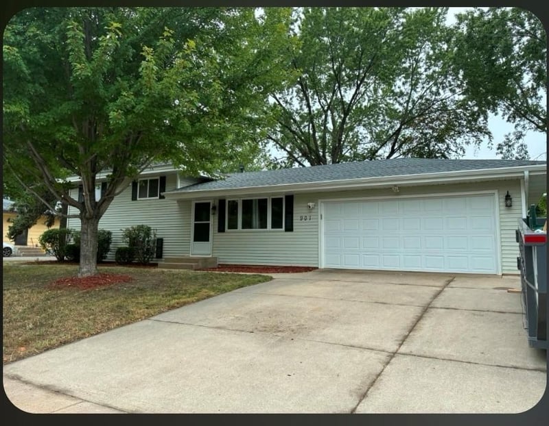 901 Sunny Ln, Anoka, MN 55303