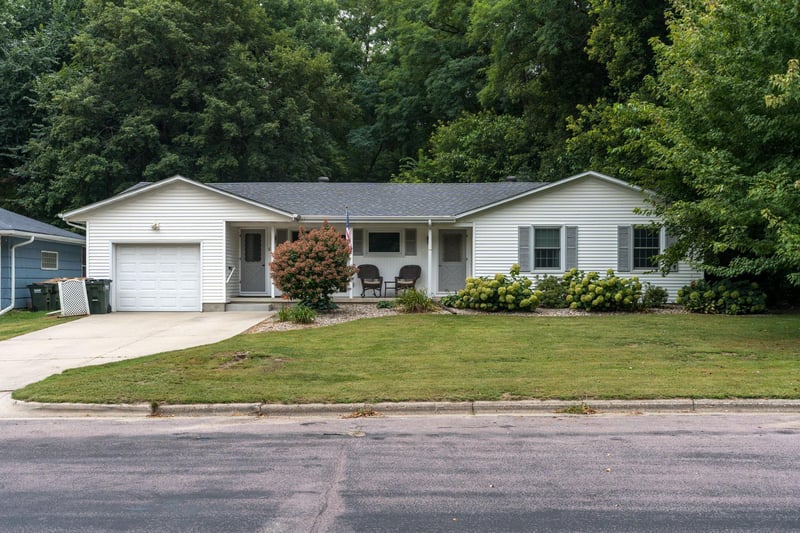 828 Lower Johnson Cir, Saint Peter, MN 56082