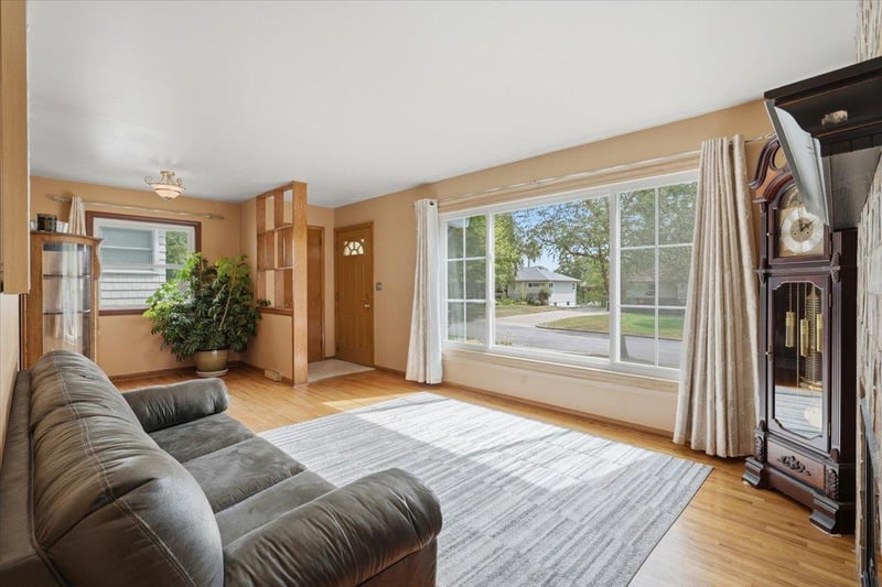 9104 Stanlen Rd, Saint Louis Park, MN 55426
