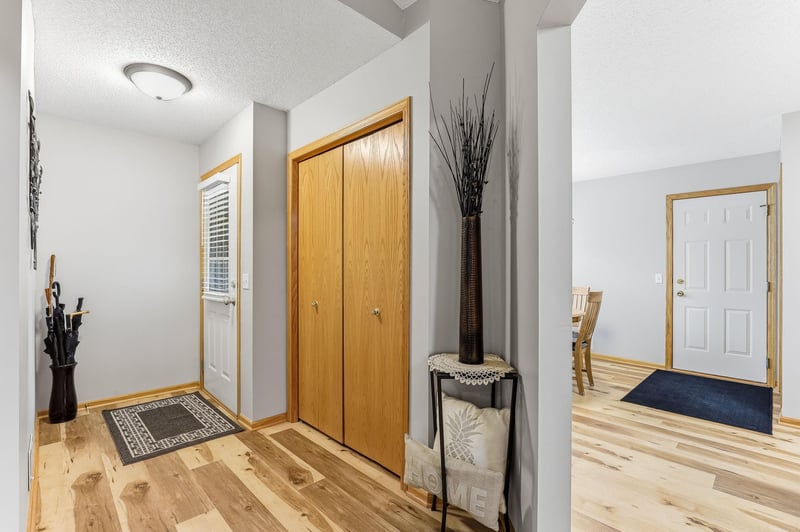 7580 Newbury Rd, Woodbury, MN 55125