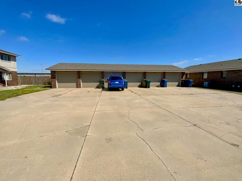 1404 - 1408 E 27th Ave, Hutchinson, KS 67502