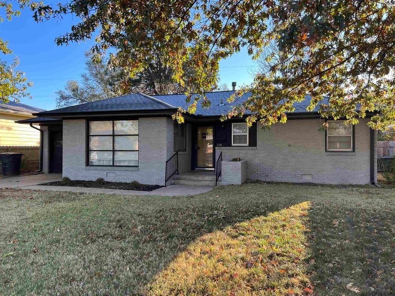 216 Cambridge Dr, Pratt, KS 67124