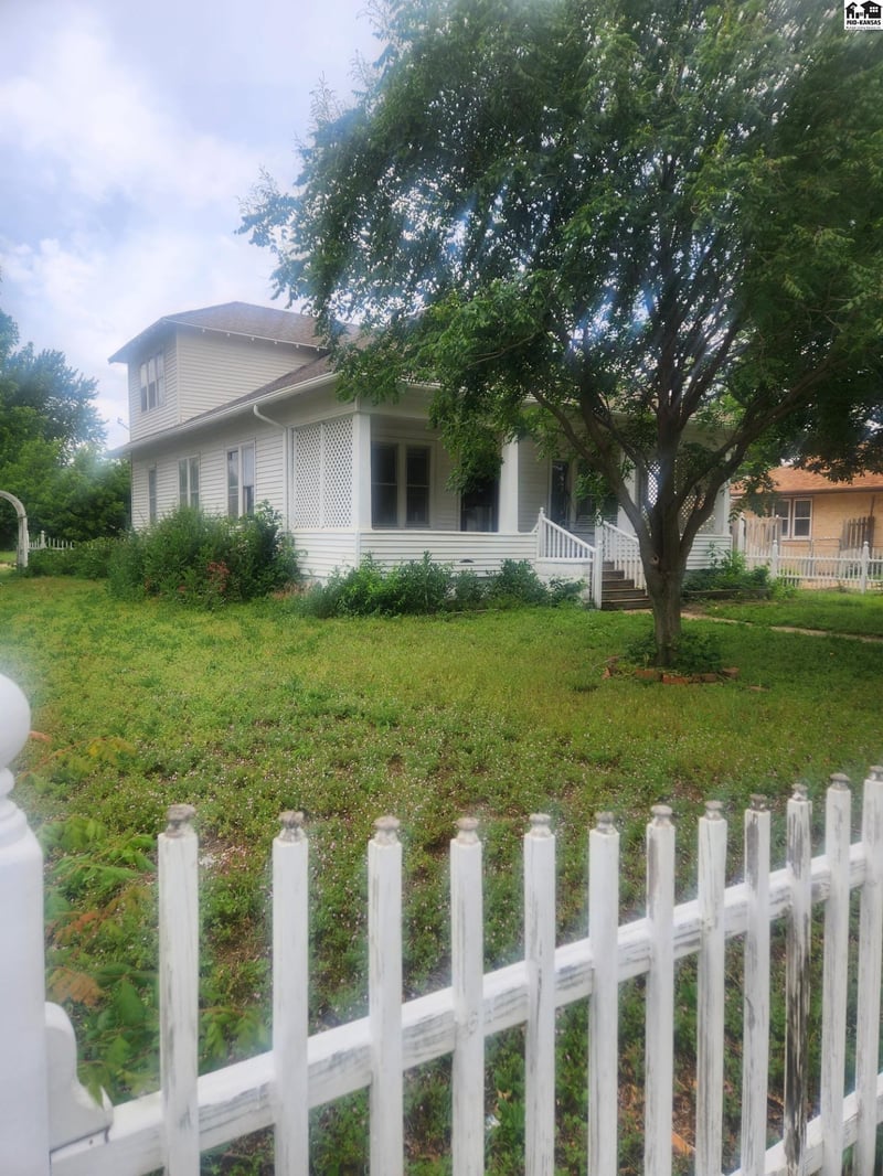 123 S Maple St, Pretty Prairie, KS 67570