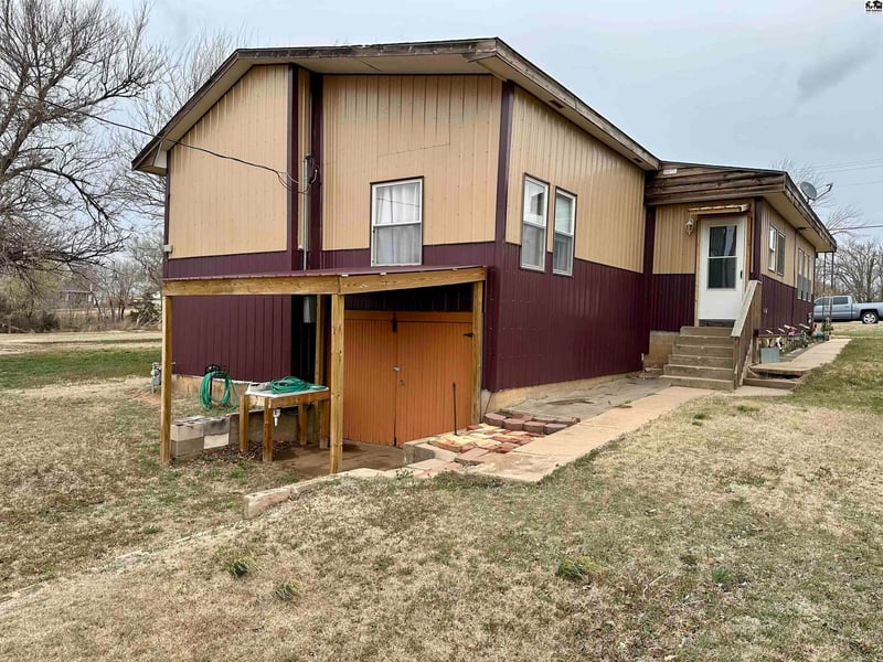 323 Oak St, Medicine Lodge, KS 67104
