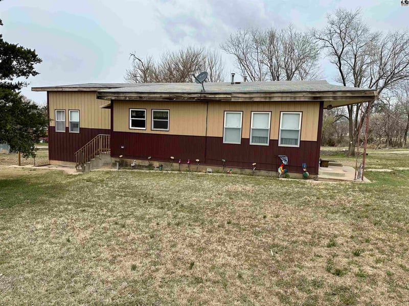 323 Oak St, Medicine Lodge, KS 67104