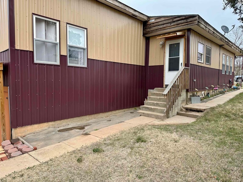 323 Oak St, Medicine Lodge, KS 67104