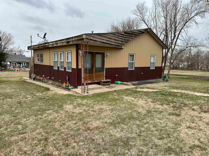 323 Oak St, Medicine Lodge, KS 67104