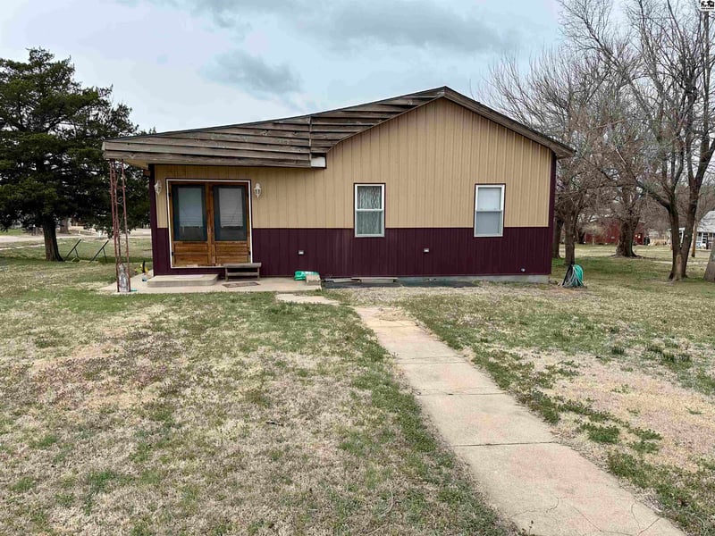 323 Oak St, Medicine Lodge, KS 67104