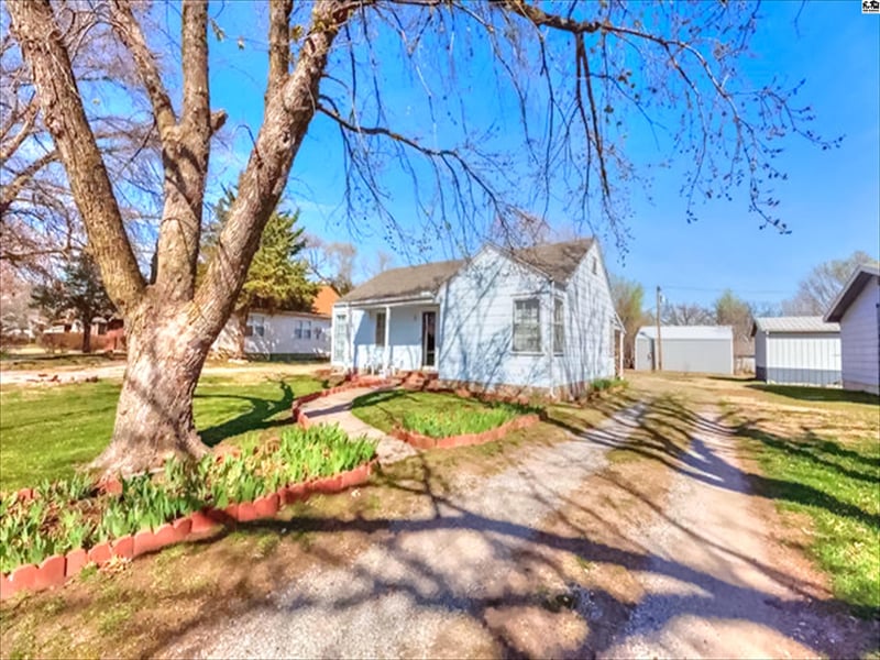 614 S Christian Ave, Moundridge, KS 67107