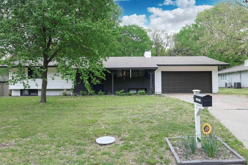 9 Regal Crescent St, North Newton, KS 67117