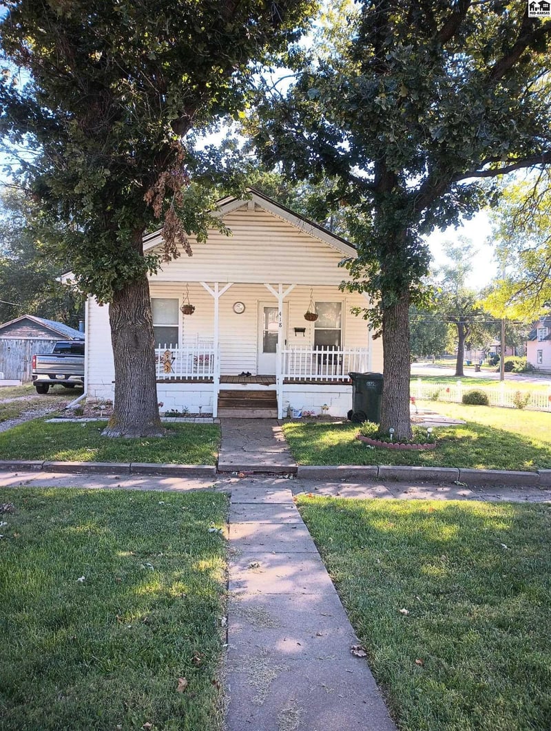 418 East Avenue South, Lyons, KS 67554