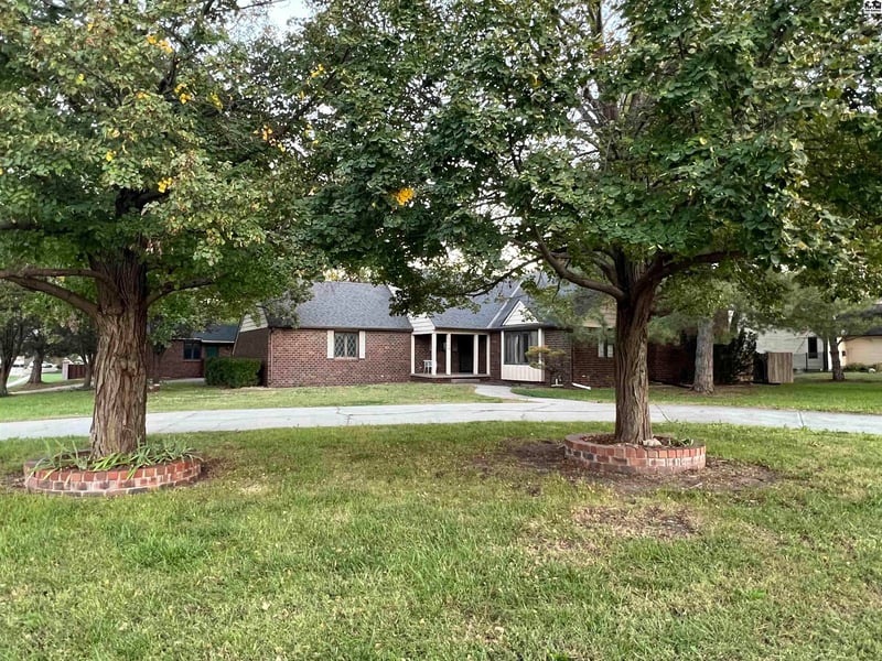 1224 Countryside Dr, Mcpherson, KS 67460