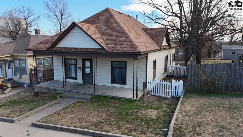 317 4th St, Larned, KS 67550