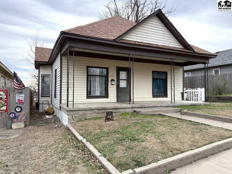 317 4th St, Larned, KS 67550