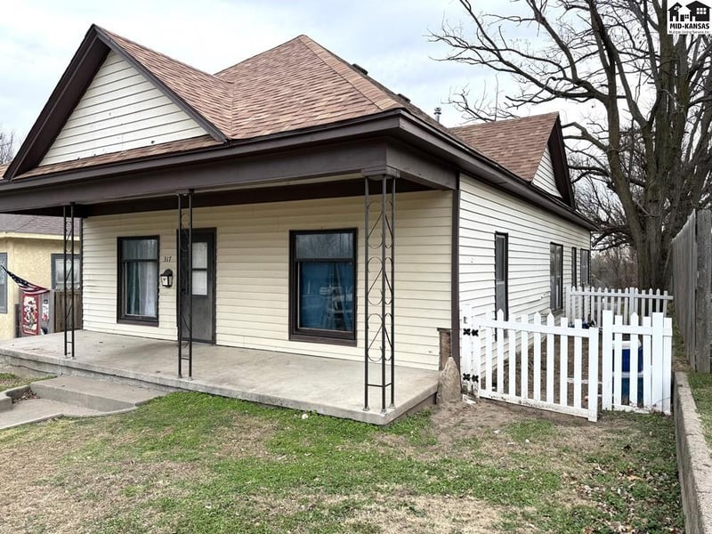317 4th St, Larned, KS 67550