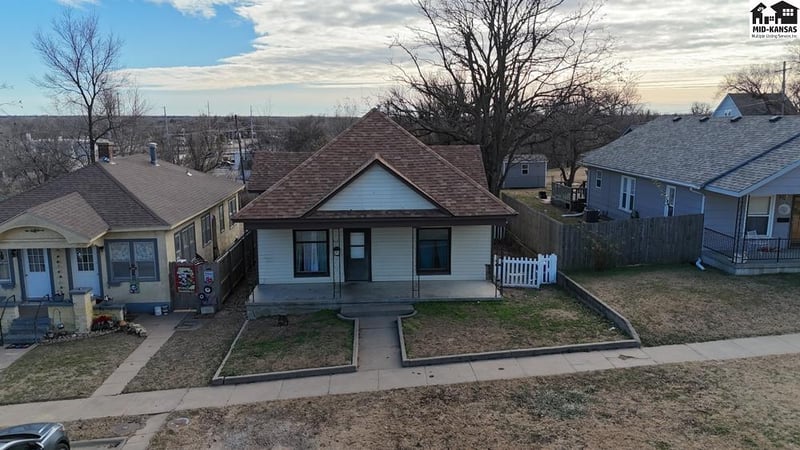 317 4th St, Larned, KS 67550