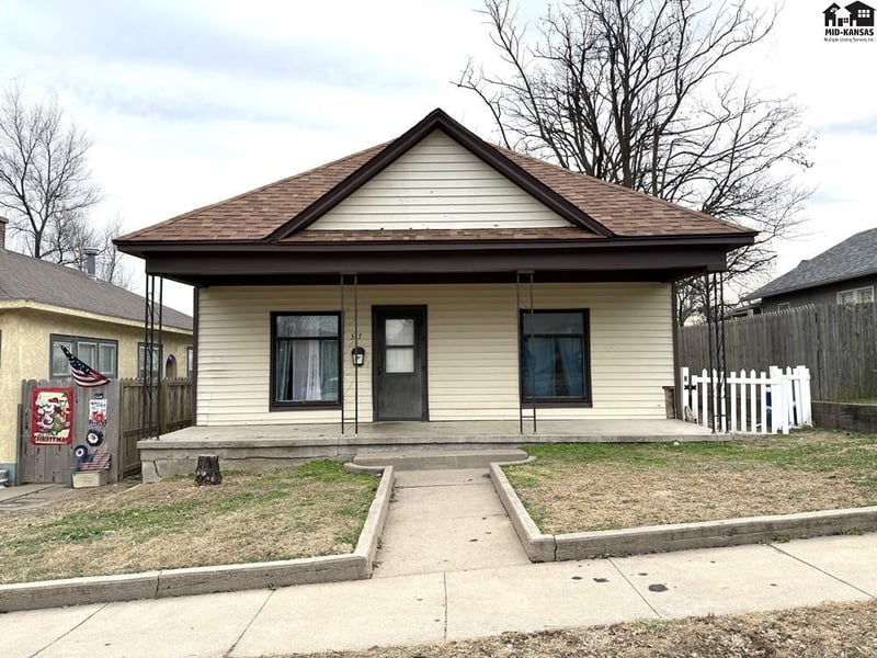 317 4th St, Larned, KS 67550