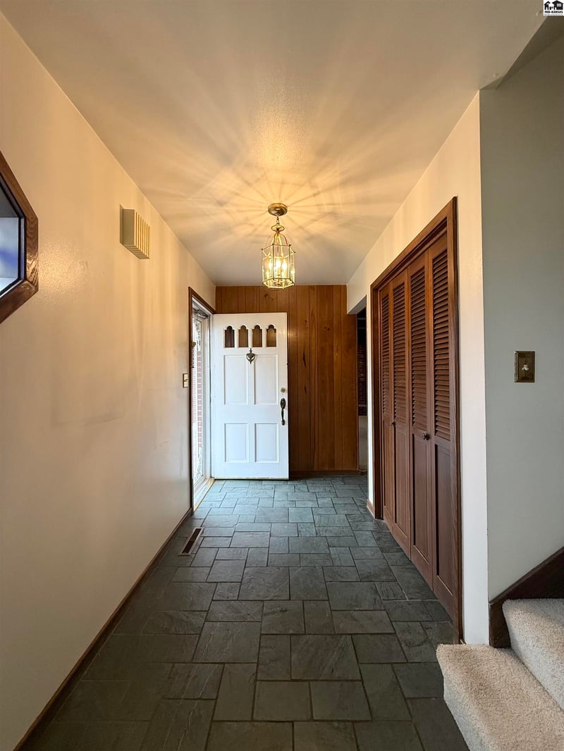40 Tomahawk Rd, Hutchinson, KS 67502
