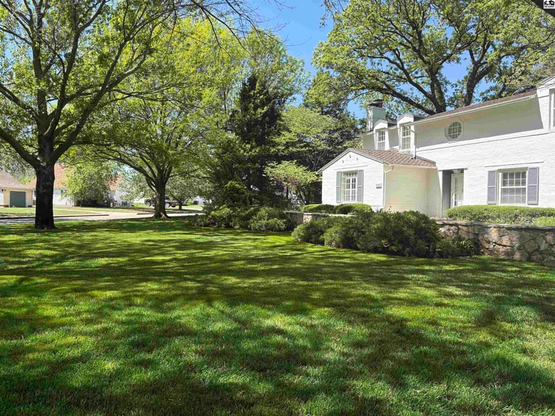 400 Hyde Park Dr, Hutchinson, KS 67502