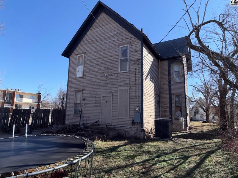 304 1st Ave, Hutchinson, KS 67501