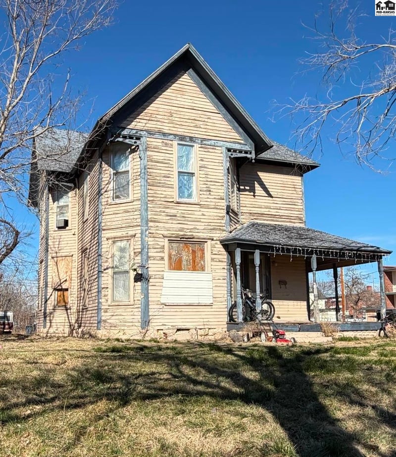 304 1st Ave, Hutchinson, KS 67501