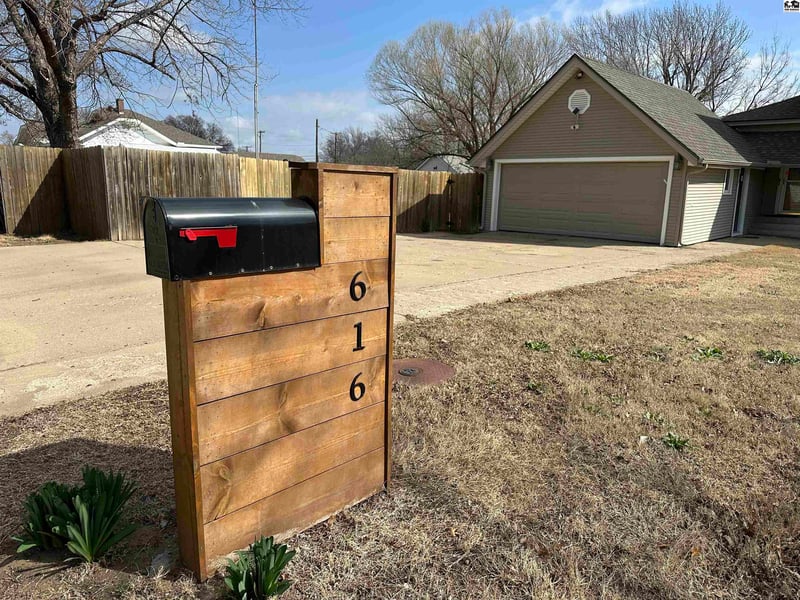 616 1st St, Pratt, KS 67124