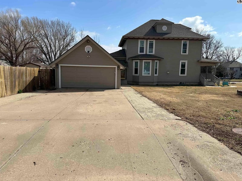 616 1st St, Pratt, KS 67124