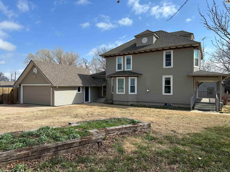 616 1st St, Pratt, KS 67124