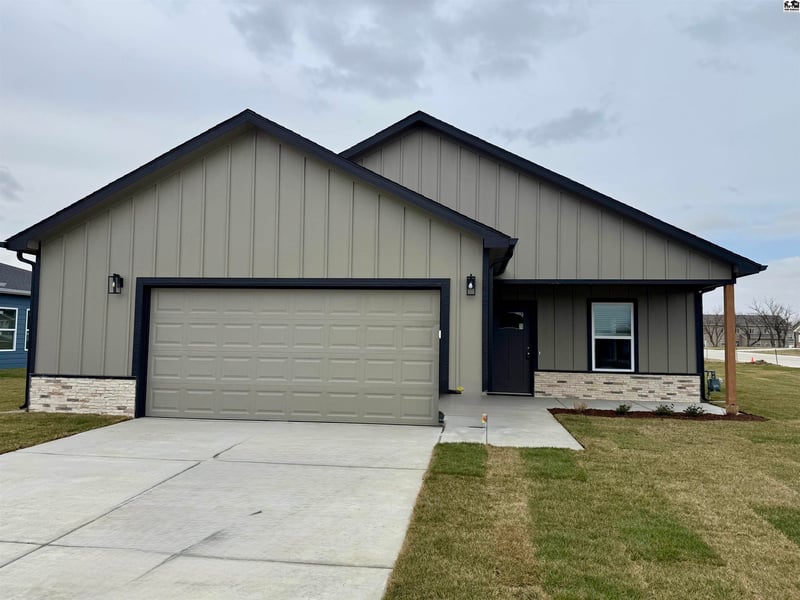 1034 Clubhouse Dr, Mcpherson, KS 67460