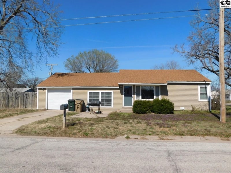 1018 16th Ave, Hutchinson, KS 67501