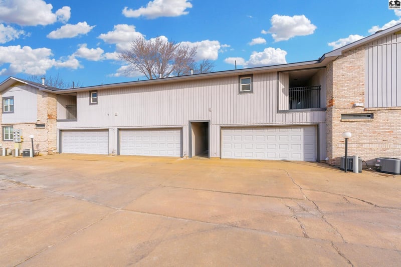 1701 24th Ave, Hutchinson, KS 67502