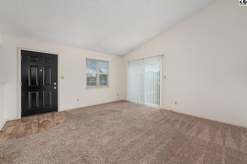 1704 24th Ave, Hutchinson, KS 67502
