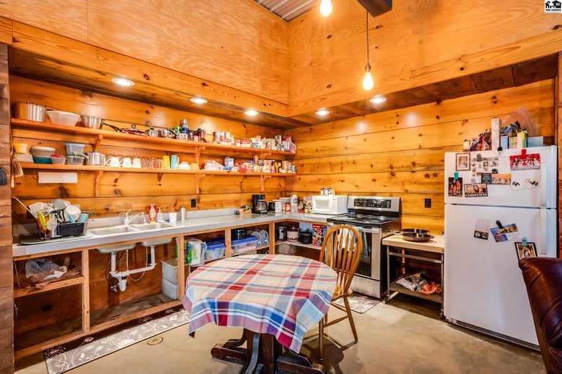 2405 Wasp Rd, Hutchinson, KS 67501