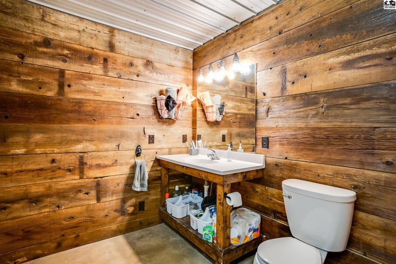 2405 Wasp Rd, Hutchinson, KS 67501