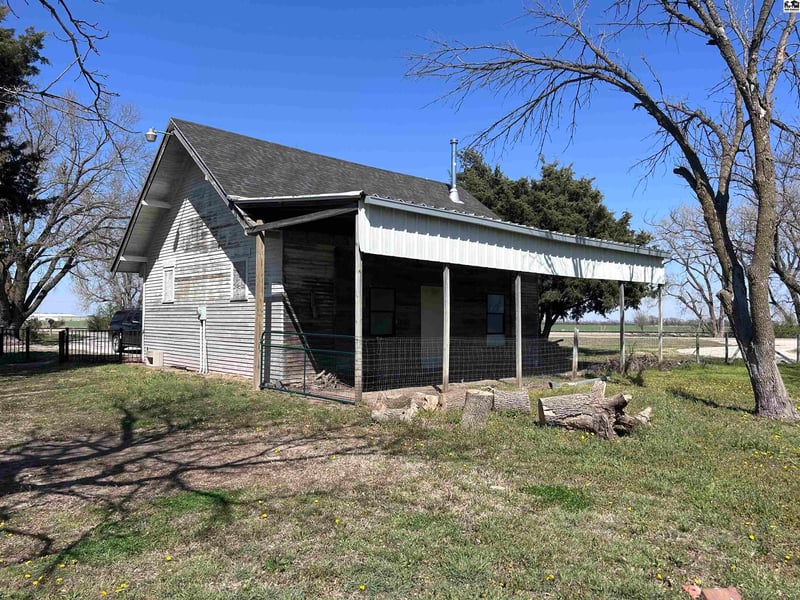 701 E Hoch St, Moundridge, KS 67107