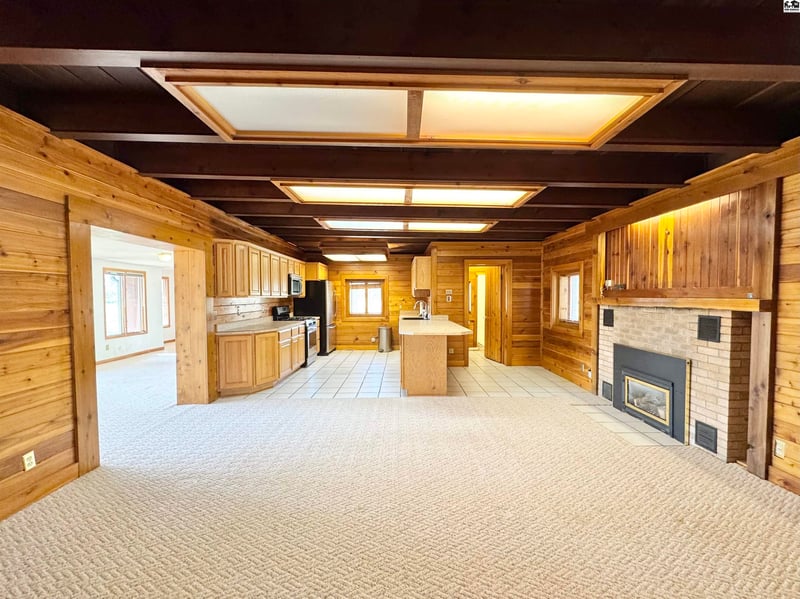 8 Lake Dr, Hutchinson, KS 67501