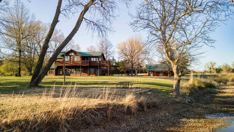 8 Lake Dr, Hutchinson, KS 67501