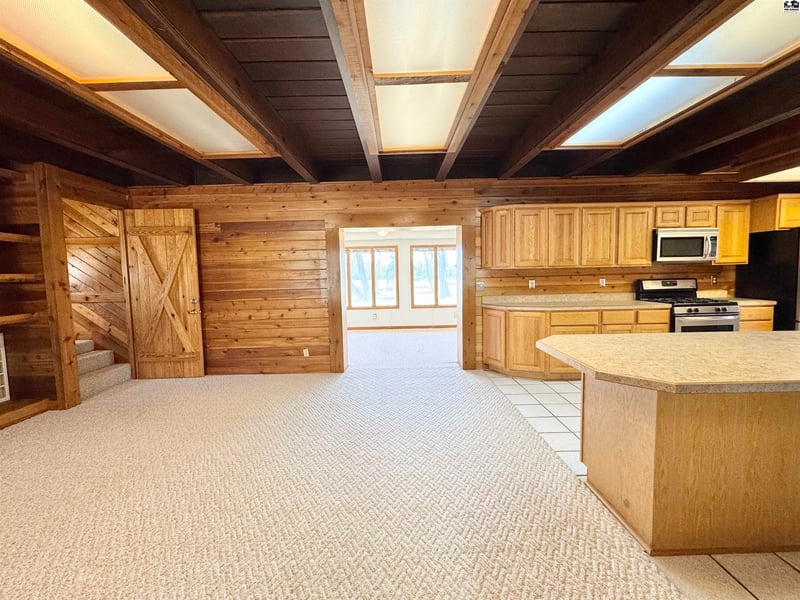8 Lake Dr, Hutchinson, KS 67501