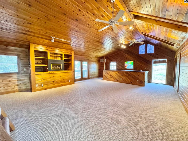 8 Lake Dr, Hutchinson, KS 67501