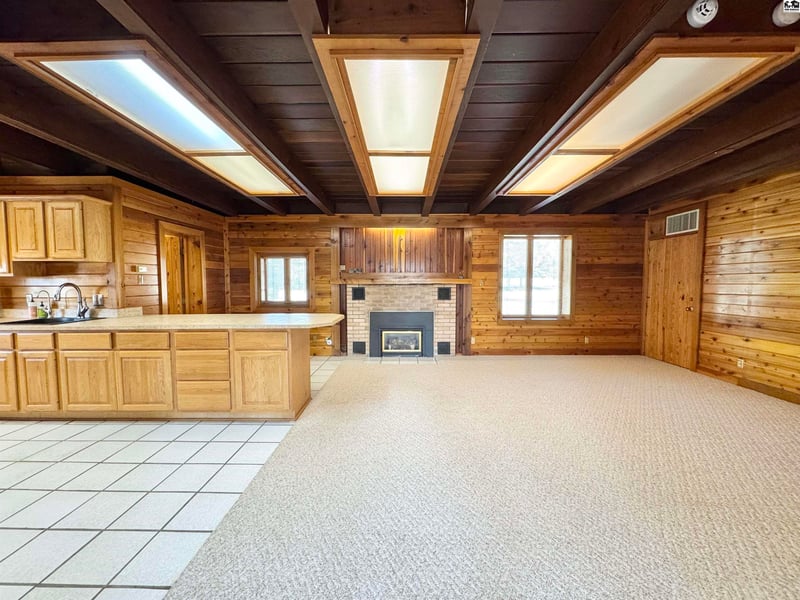 8 Lake Dr, Hutchinson, KS 67501