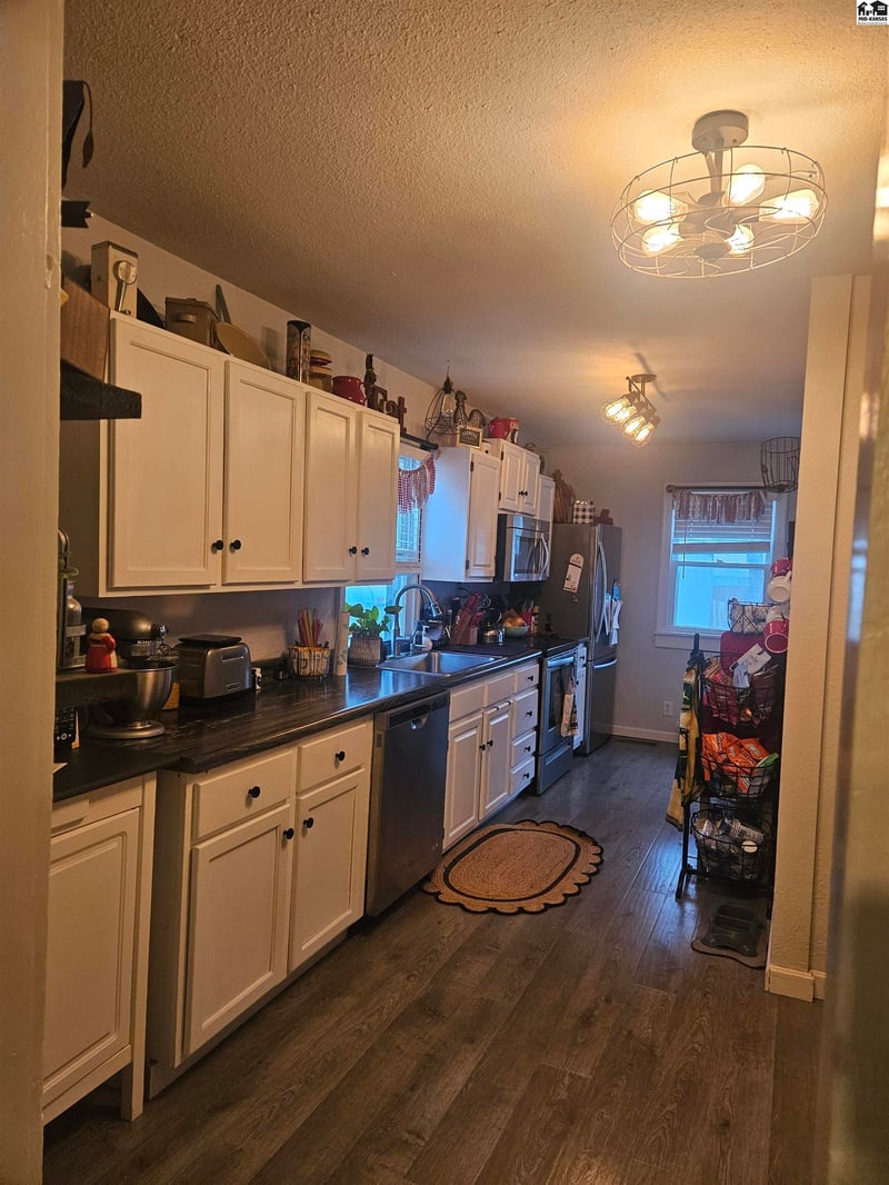 908 Elm St, Salina, KS 67401