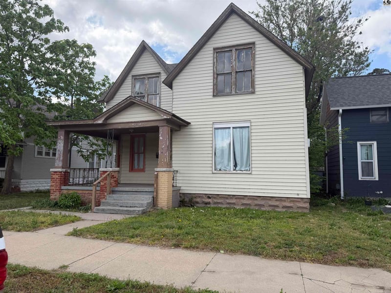 213 9th St, Hutchinson, KS 67501