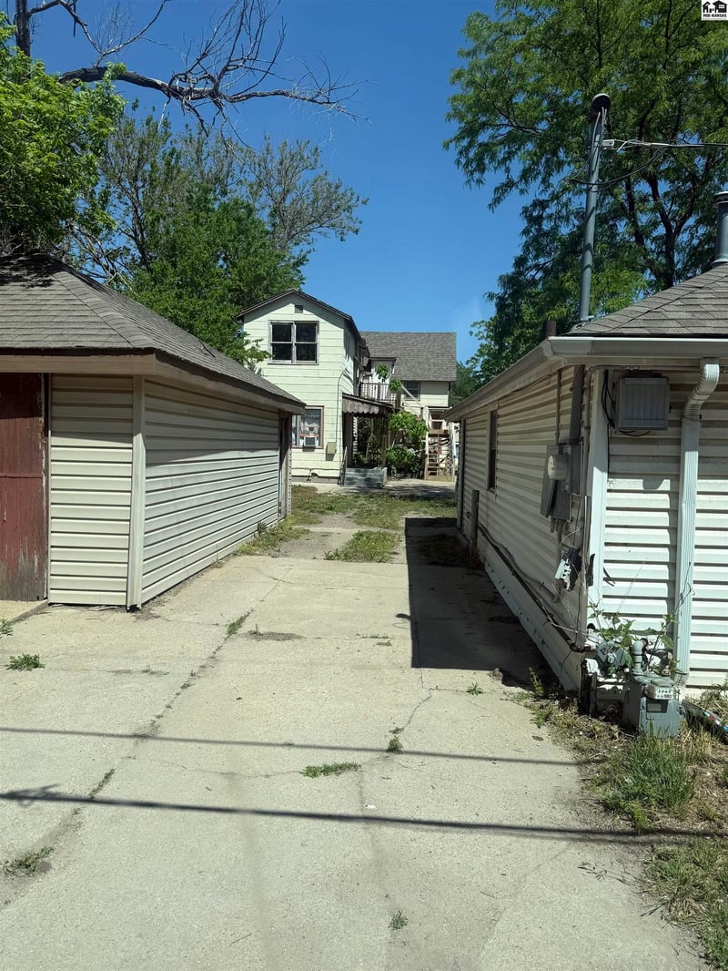 213 9th St, Hutchinson, KS 67501