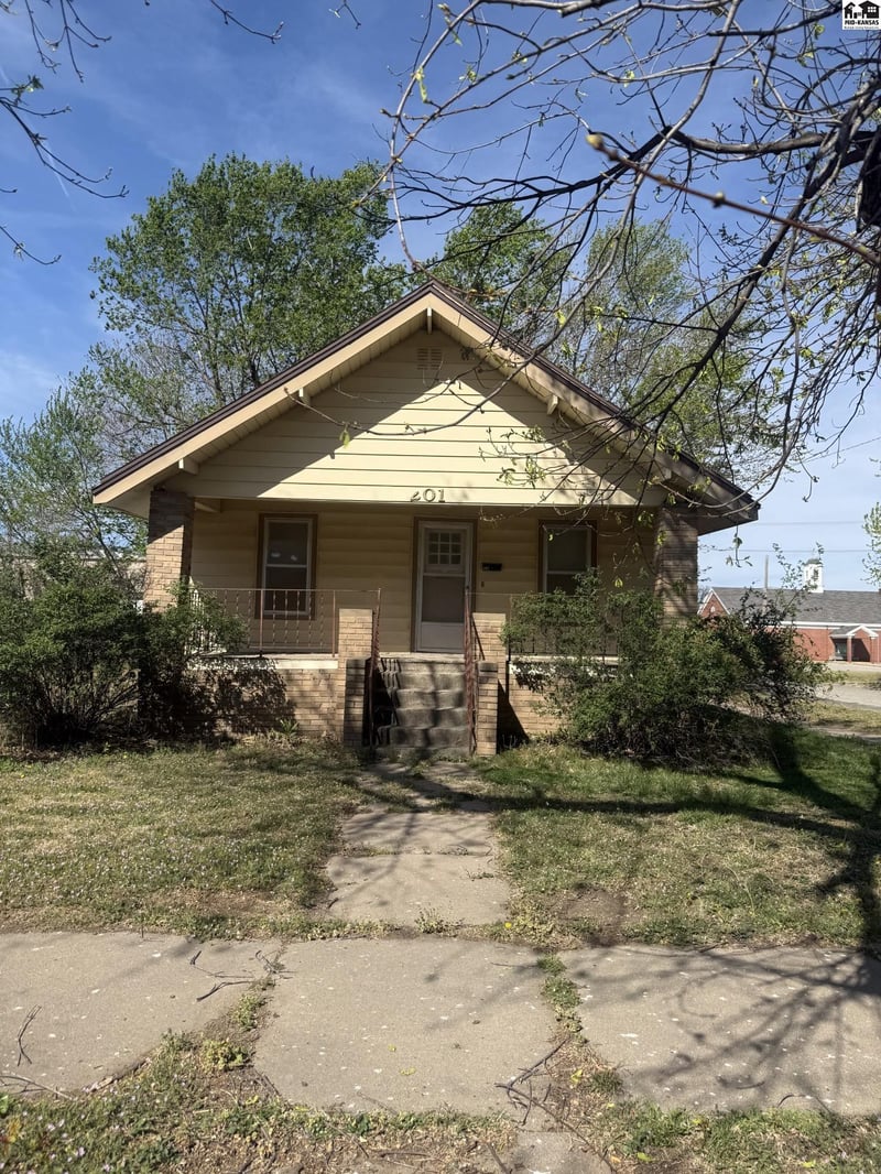 201 S 6th St, Sterling, KS 67579