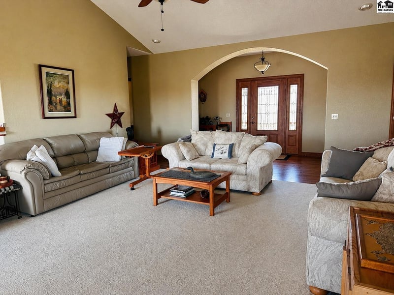 10204 Eastridge Rd, Pratt, KS 67124