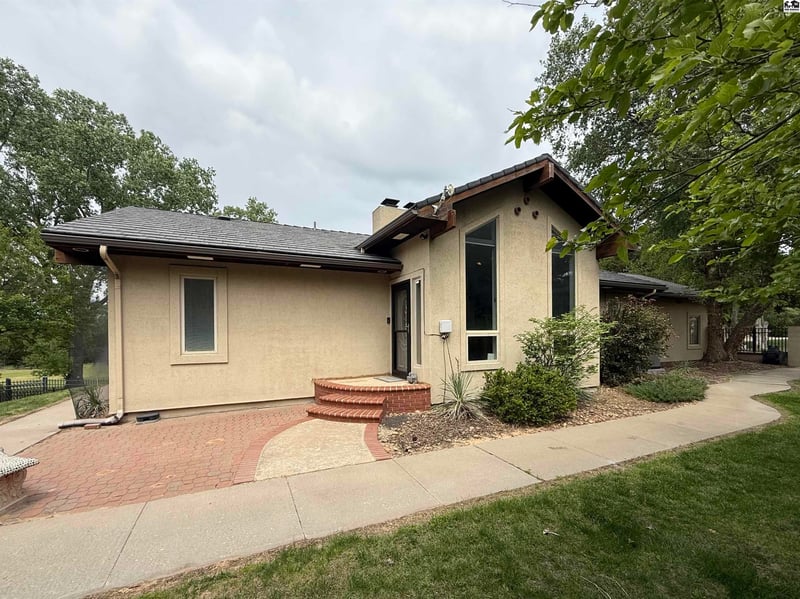10171 Paganica Ps, Hutchinson, KS 67502