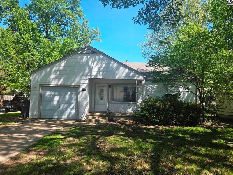 820 Grandview Ave, Newton, KS 67114